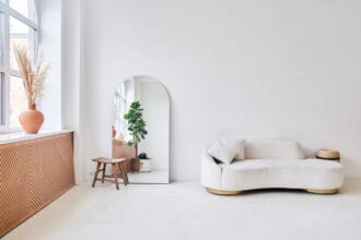 เลือกกระเบื้องขนาดใหญ่สีกลาง ๆ ให้เข้ากับ Minimal Luxury